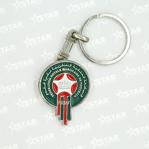 Porte clé métallique vert et rouge sous forme de tenue du foot-ball marocain